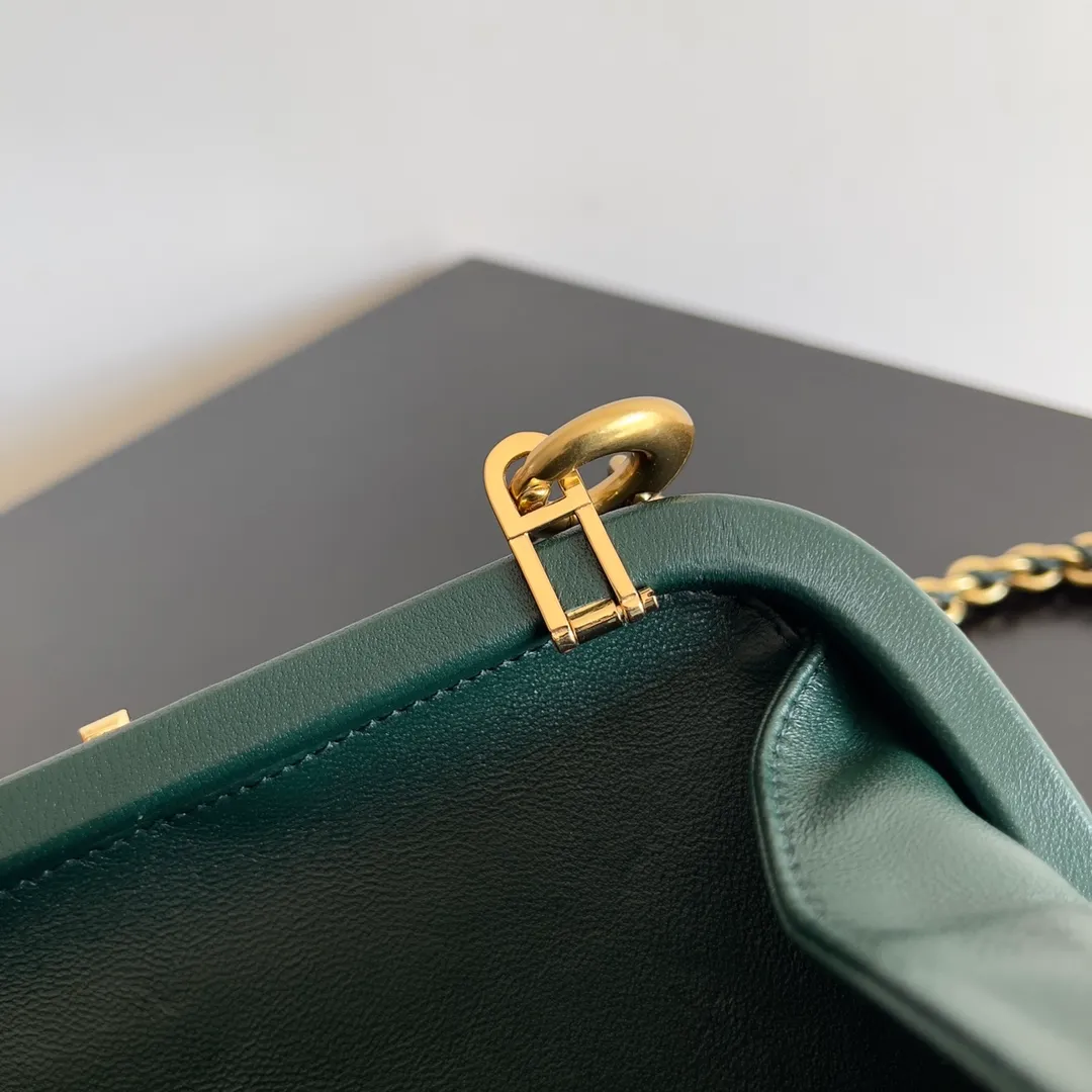 Batch 2260 BOTTEGA VENETA KNOT evening bag chain version for women is now on the market! Delicate and elegant, soft and powerful, this bag is definitely a representative of intellectual women. As an evergreen model of BV, the blessing of the chain is the icing on the cake. The classic weaving once again interprets the unique craftsmanship (the chain can be disassembled separately). Style number: 776662 Size: 19*11.5*5cm